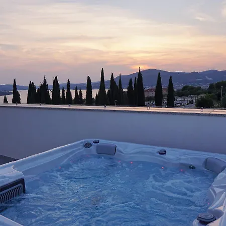 Apartment Ivano With Pool & Jacuzzi Trogir Exterior photo