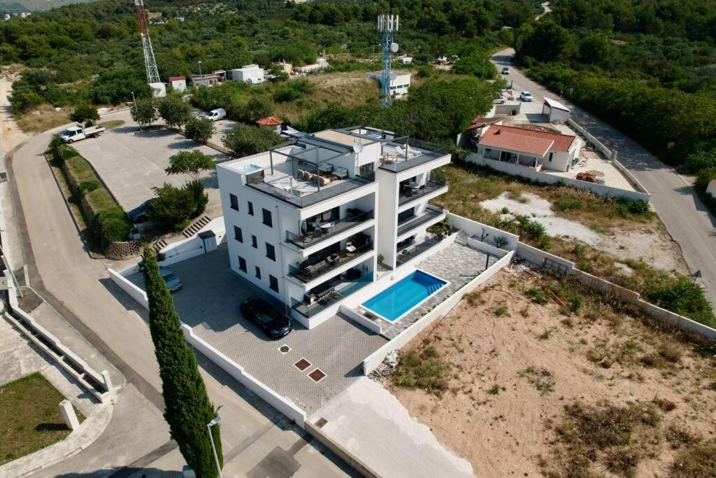 Ivano With Pool & Jacuzzi *