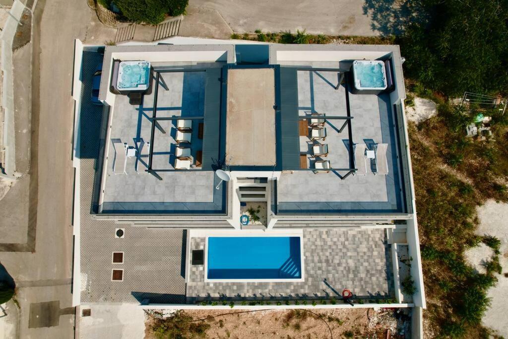 Ivano With Pool & Jacuzzi *