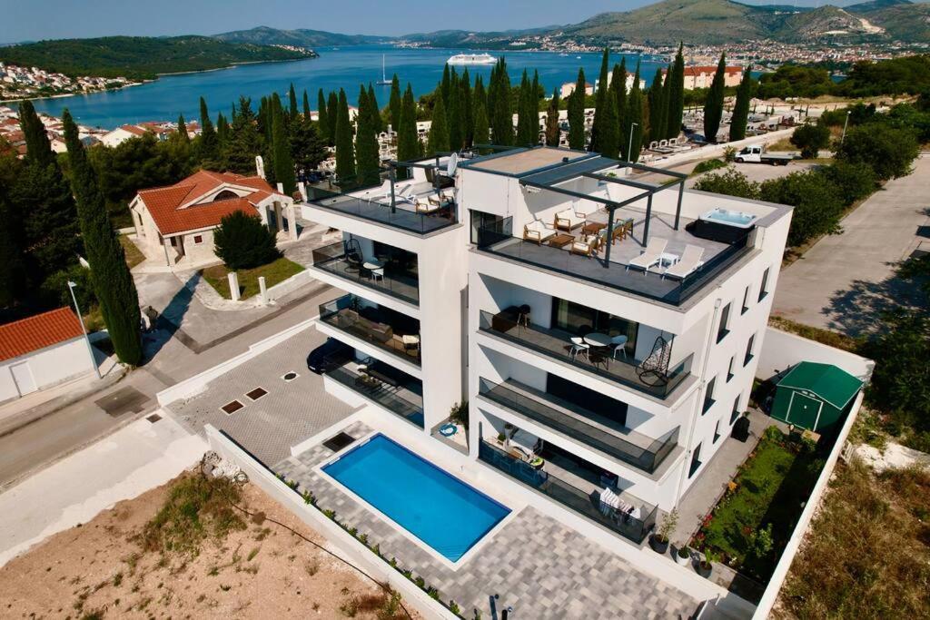 Ivano With Pool & Jacuzzi *