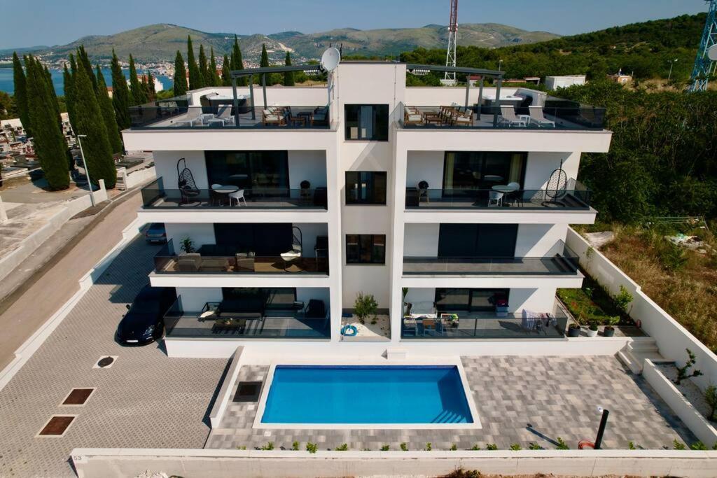 Ivano With Pool & Jacuzzi Apartment Trogir