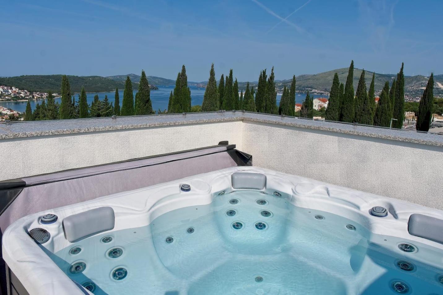 Ivano With Pool & Jacuzzi *