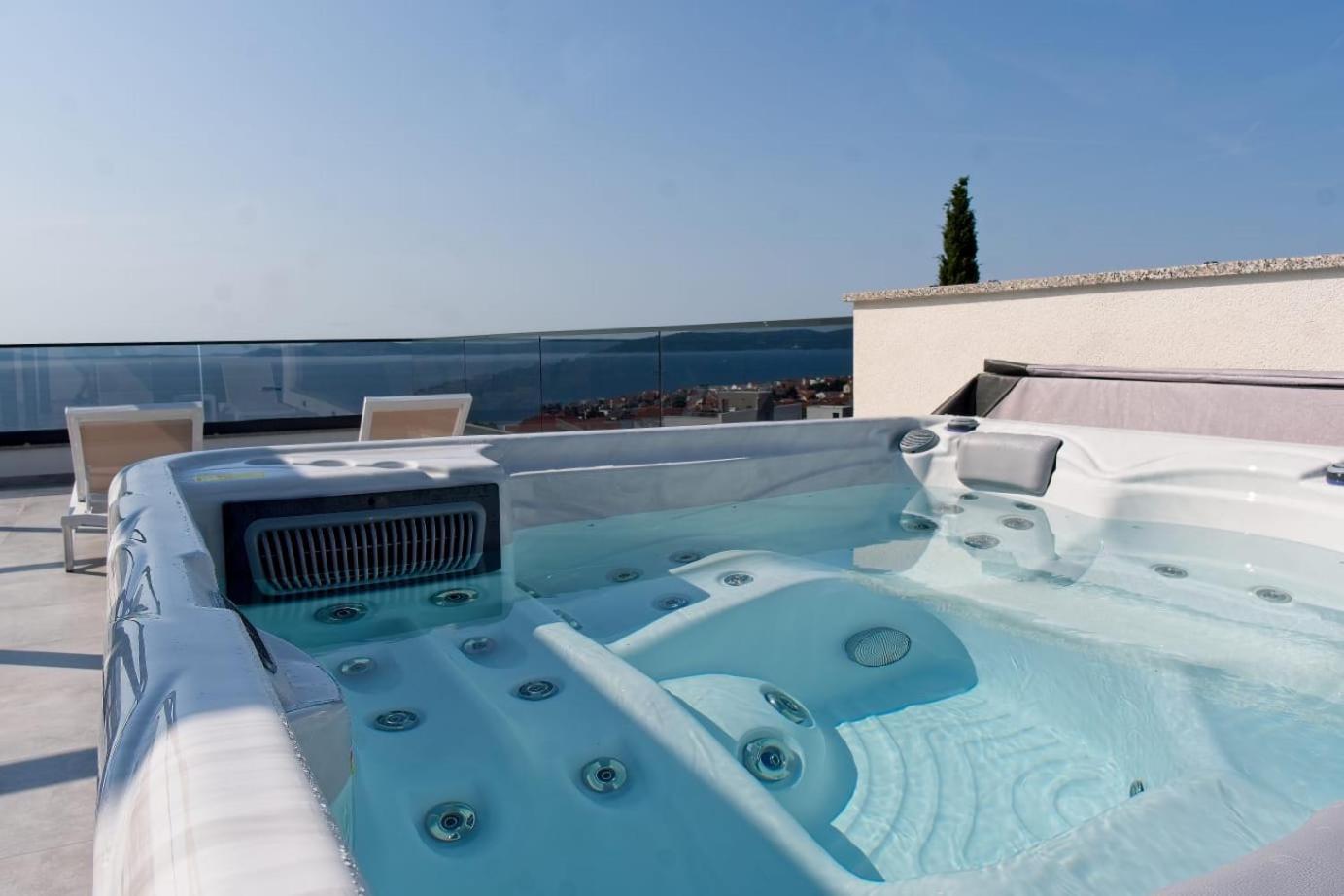 Ivano With Pool & Jacuzzi *